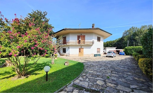 casa indipendente in vendita a Lucca in zona Chiatri