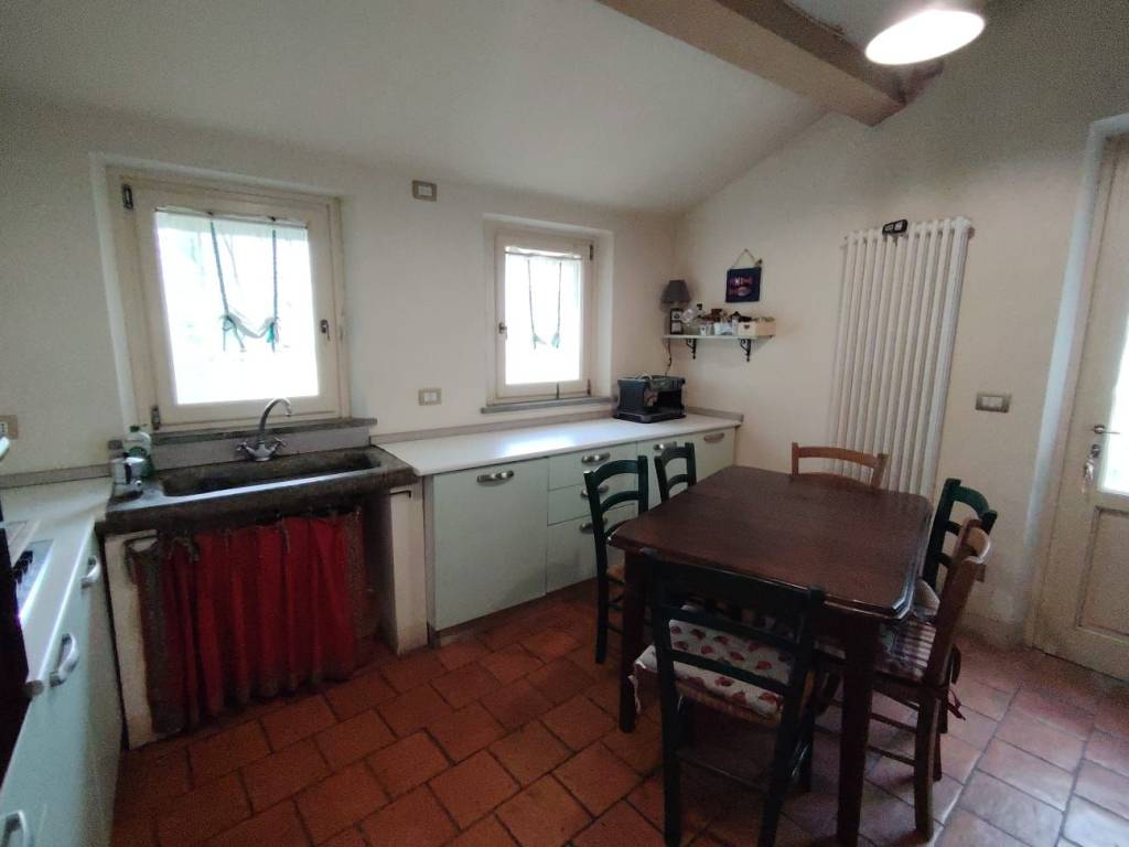 casa indipendente in vendita a Lucca in zona Montuolo