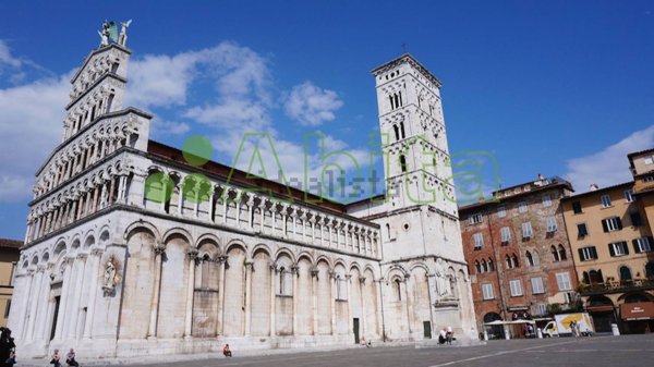 locale commerciale in vendita a Lucca in zona Centro Città