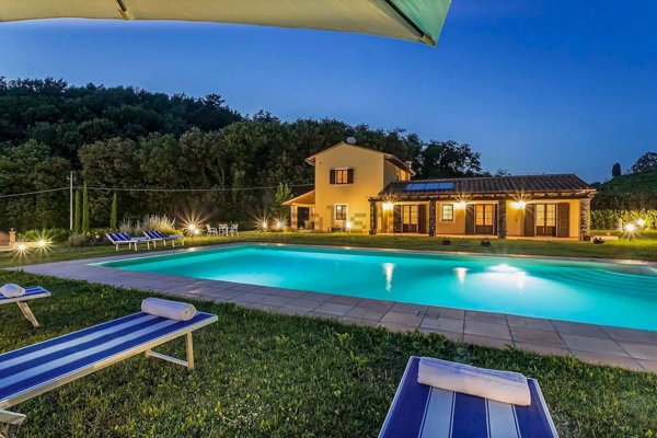 casa indipendente in vendita a Lucca in zona Montuolo