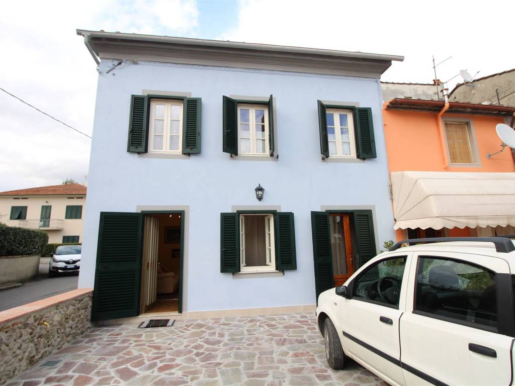 casa indipendente in vendita a Lucca in zona San Pietro a Vico