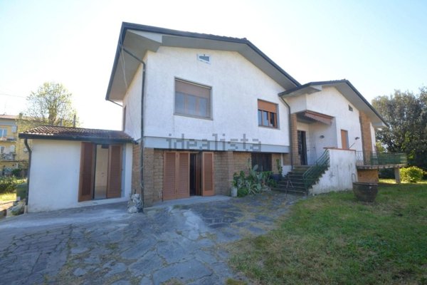 casa indipendente in vendita a Lucca in zona Montuolo