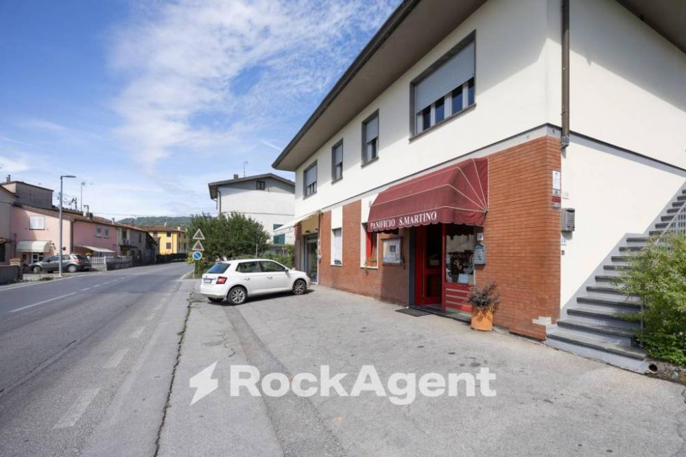 negozio in vendita a Lucca in zona Vallebuia