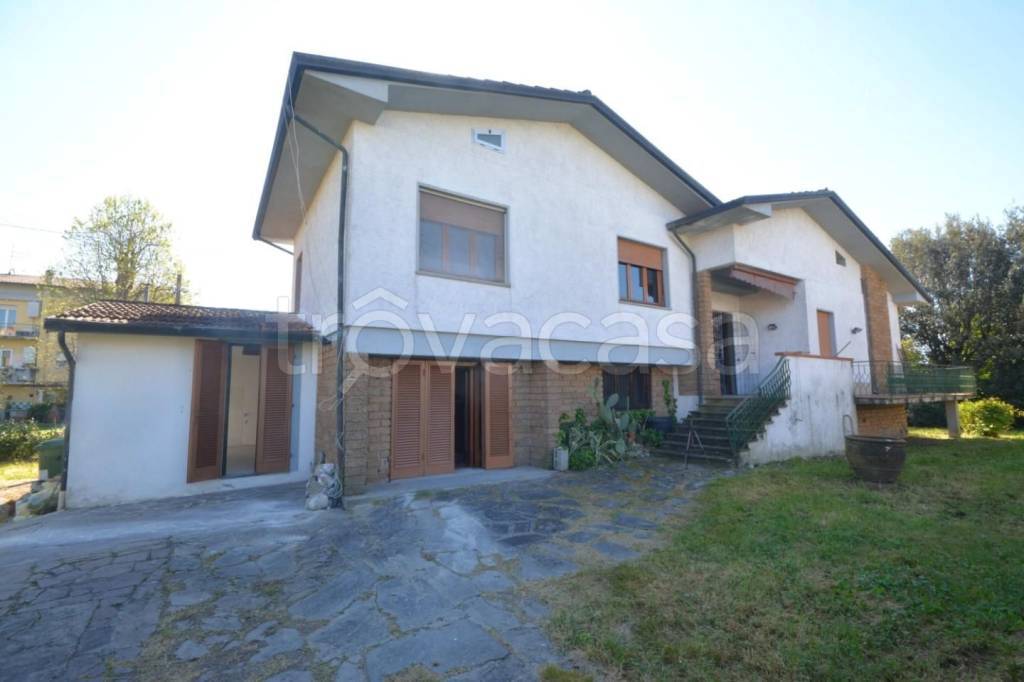 casa indipendente in vendita a Lucca in zona Montuolo