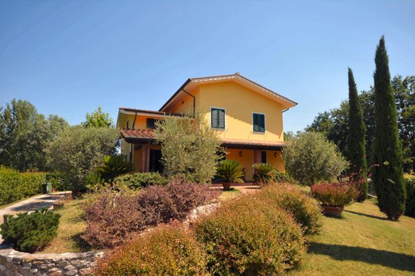 casa indipendente in vendita a Lucca in zona Montuolo