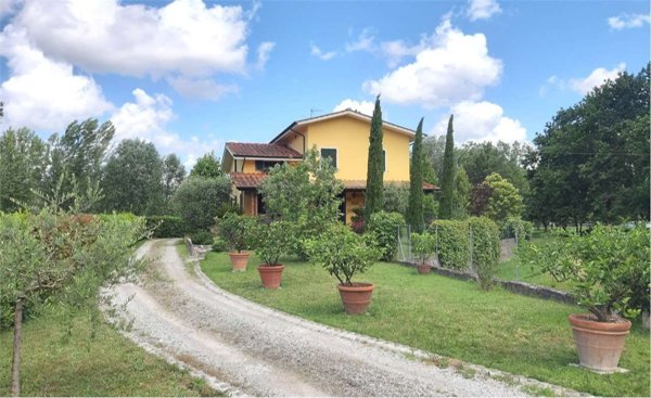 casa indipendente in vendita a Lucca in zona Montuolo