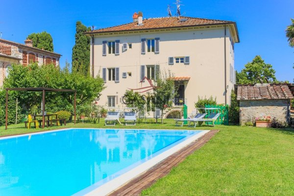 casa indipendente in vendita a Lucca in zona Montuolo