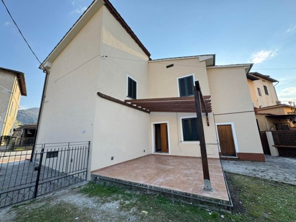 casa indipendente in vendita a Lucca in zona Montuolo