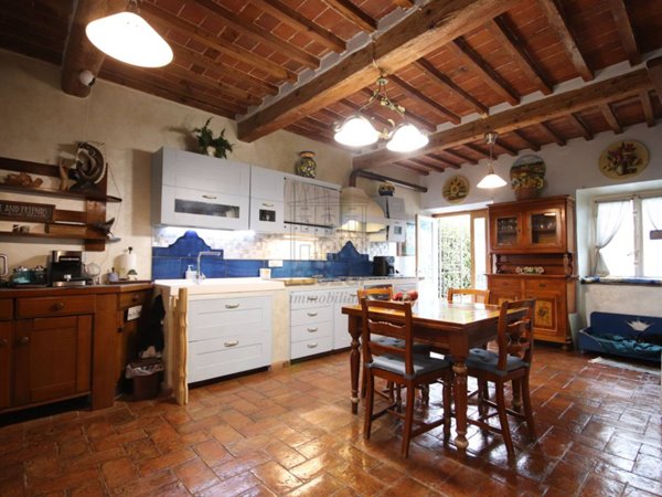 casa indipendente in vendita a Lucca in zona Centro Città