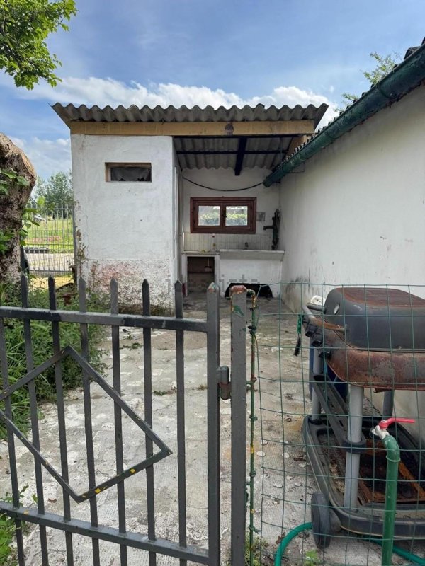 casa indipendente in vendita a Lucca in zona San Cassiano a Vico