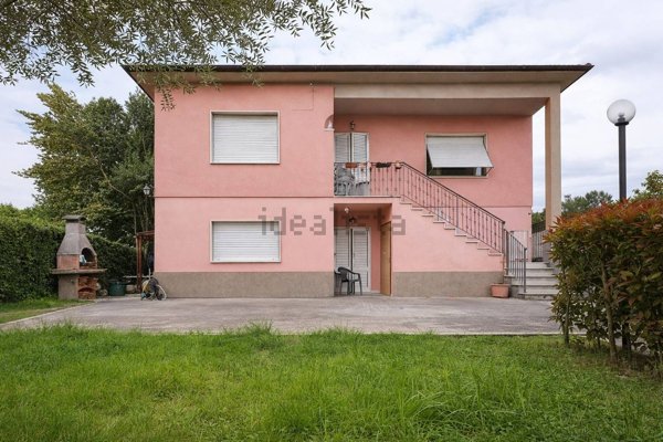 casa indipendente in vendita a Lucca in zona Picciorana