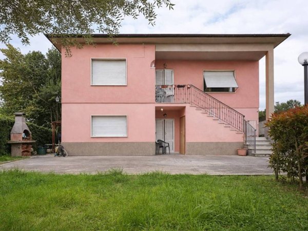 casa indipendente in vendita a Lucca in zona Picciorana