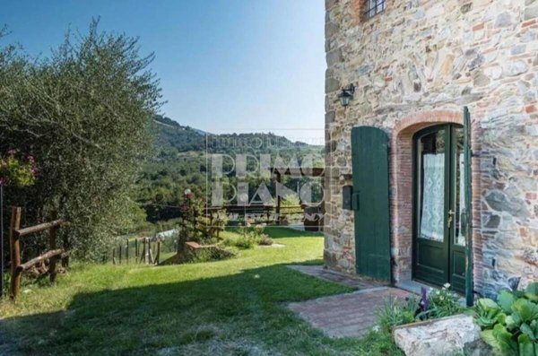 casa indipendente in vendita a Lucca