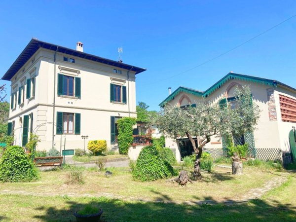 casa indipendente in vendita a Lucca in zona Nozzano