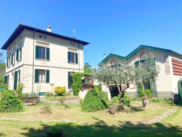 casa indipendente in vendita a Lucca in zona Nozzano
