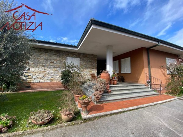casa indipendente in vendita a Lucca in zona Cerasomma