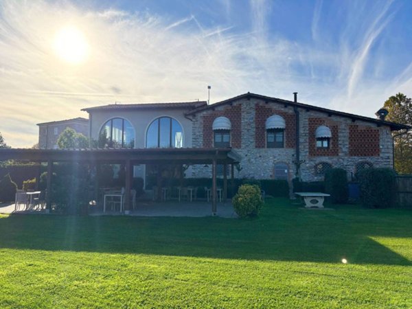 casa indipendente in vendita a Lucca in zona Chiatri