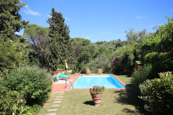 casa indipendente in vendita a Lucca in zona Meati