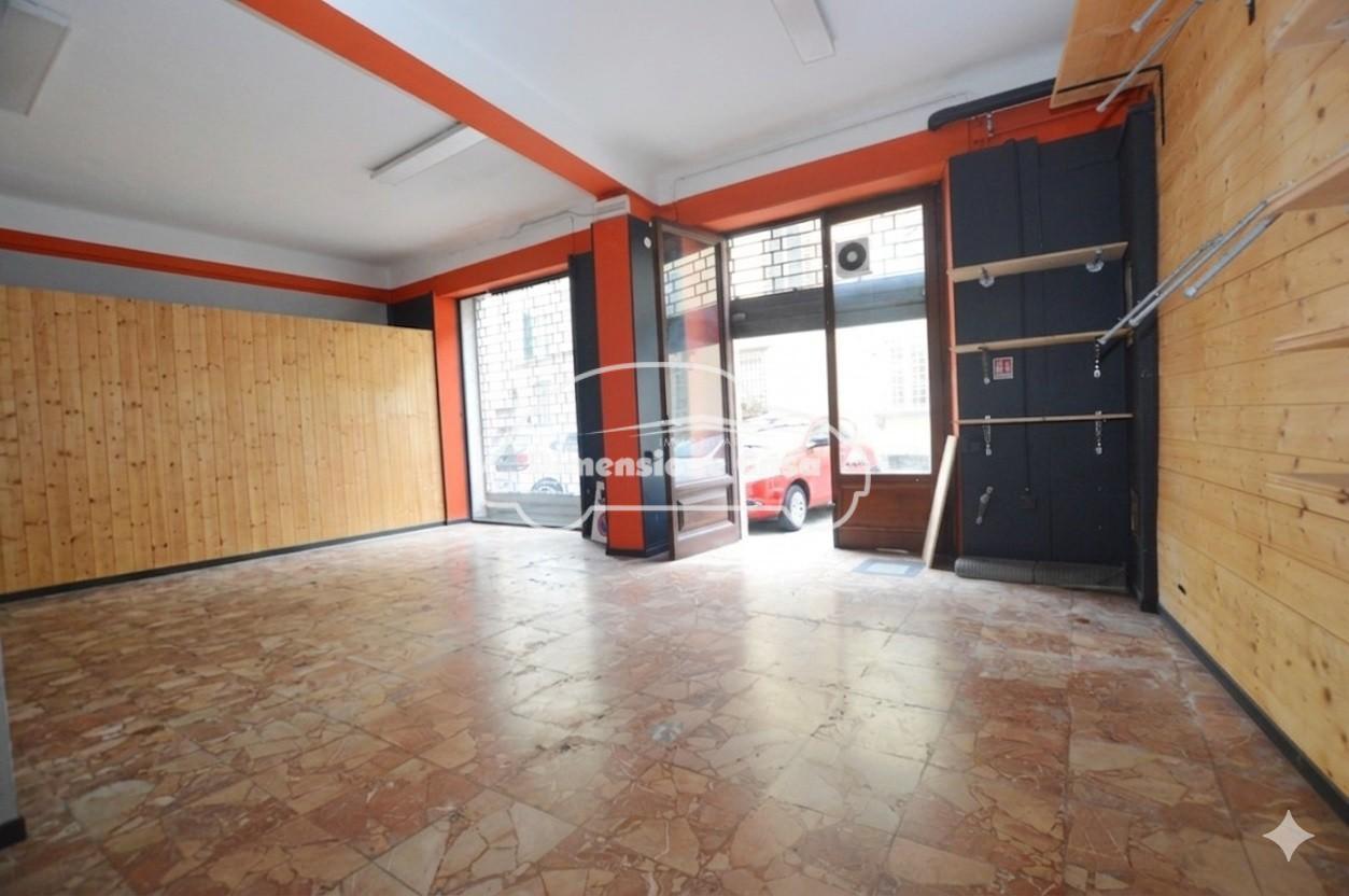 negozio in vendita a Lucca in zona Centro Città