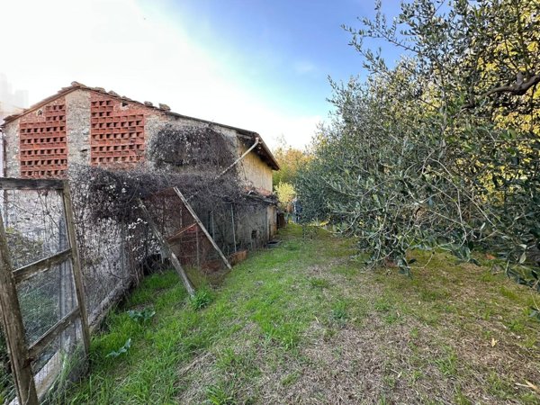 casa indipendente in vendita a Lucca
