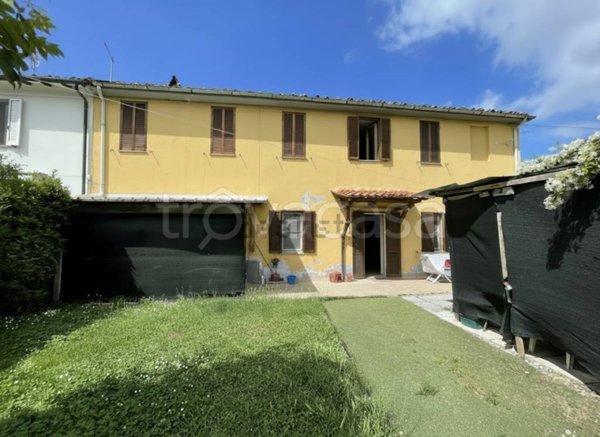 casa indipendente in vendita a Lucca in zona Pontetetto