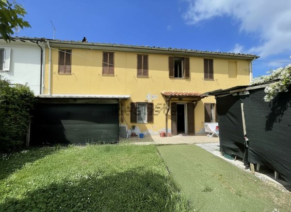 casa indipendente in vendita a Lucca in zona Pontetetto
