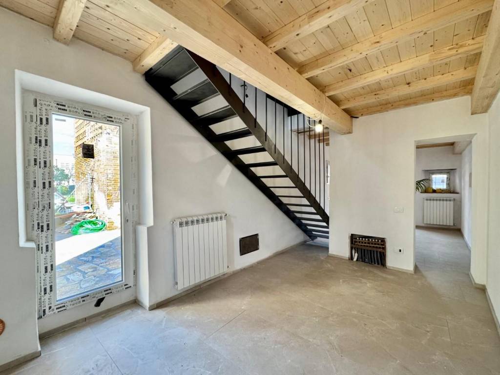 casa indipendente in vendita a Lucca in zona Picciorana