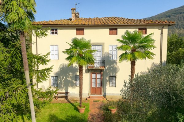 casa indipendente in vendita a Lucca in zona Vallebuia