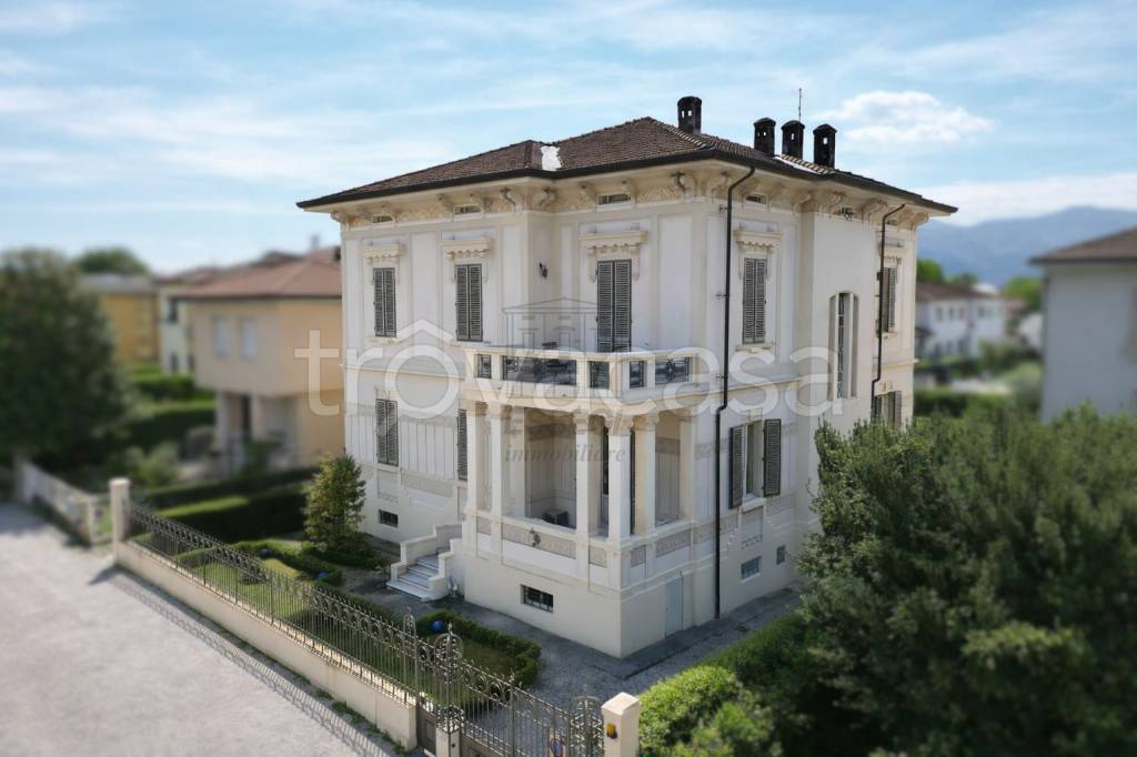 casa indipendente in vendita a Lucca in zona Centro Città