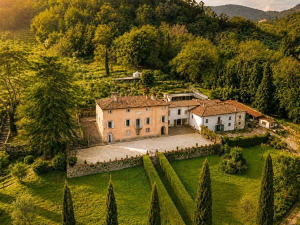 casa indipendente in vendita a Lucca in zona Montuolo