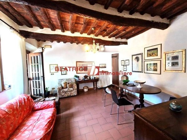 casa indipendente in vendita a Lucca in zona Vallebuia