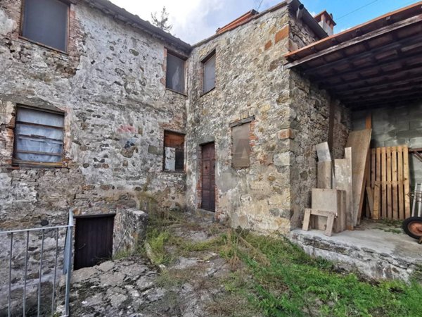 casa indipendente in vendita a Lucca in zona Monte San Quirico