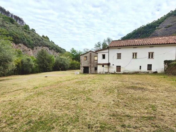 casa indipendente in vendita a Lucca in zona Ponte a Moriano