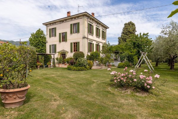 casa indipendente in vendita a Lucca in zona Centro Città
