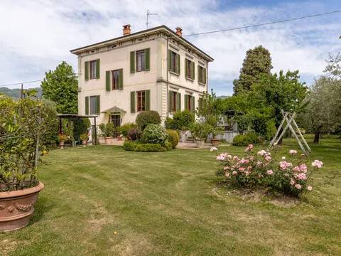 casa indipendente in vendita a Lucca in zona Centro Città