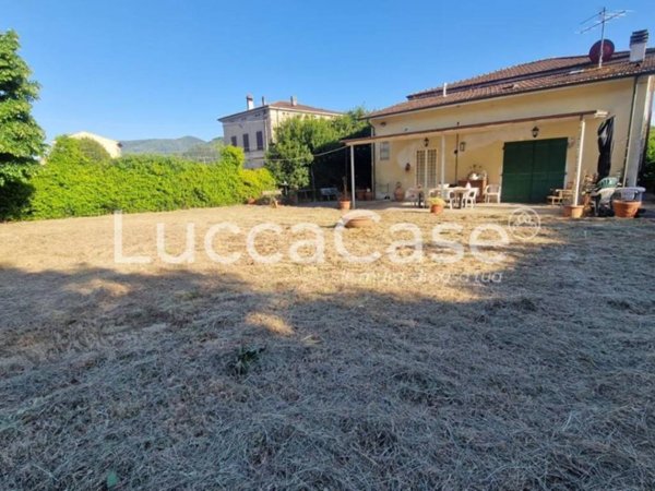 casa indipendente in vendita a Lucca in zona Balbano