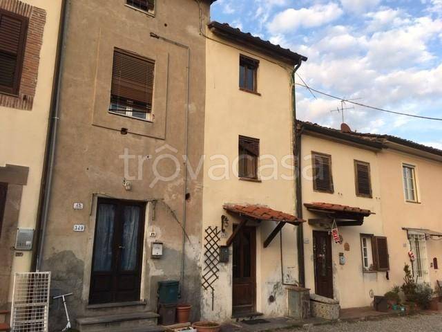 casa indipendente in vendita a Lucca in zona Chiatri
