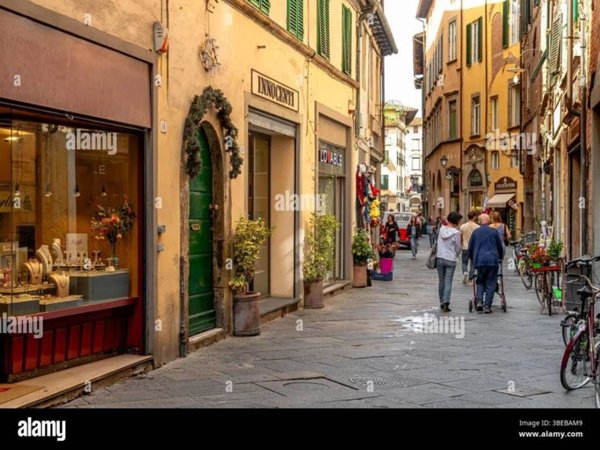 negozio in vendita a Lucca in zona Centro Città
