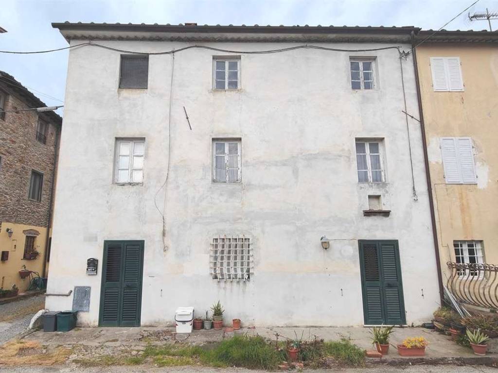 casa indipendente in vendita a Lucca in zona San Lorenzo a Vaccoli