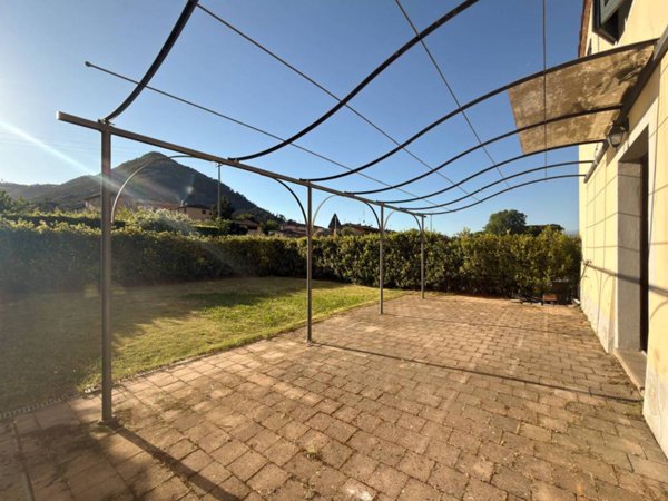 casa indipendente in vendita a Lucca in zona San Lorenzo a Vaccoli