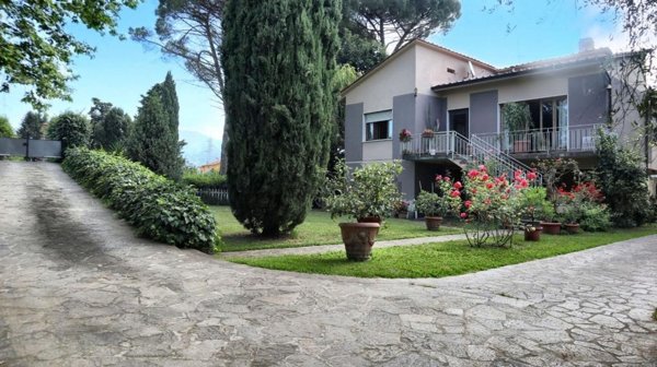 casa indipendente in vendita a Lucca