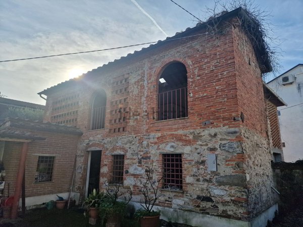casa indipendente in vendita a Lucca in zona zona Arancio