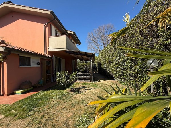 casa indipendente in vendita a Lucca in zona Picciorana
