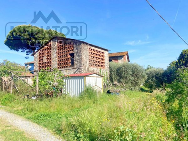 casa indipendente in vendita a Lucca in zona Maggiano