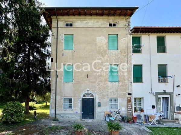 intera palazzina in vendita a Lucca in zona Vicopelago