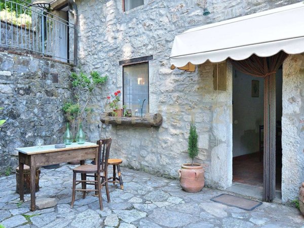 casa indipendente in vendita a Lucca in zona Ciciana