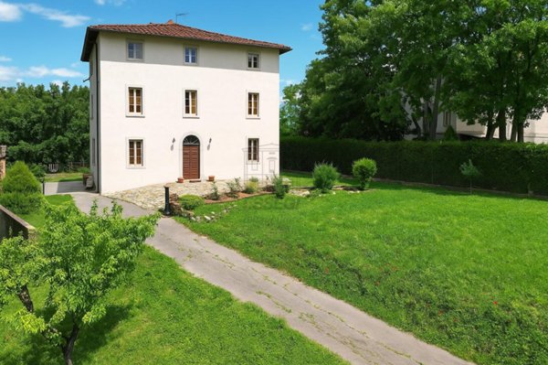 casa indipendente in vendita a Lucca in zona Meati