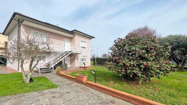 casa indipendente in vendita a Lucca in zona zona San Vito