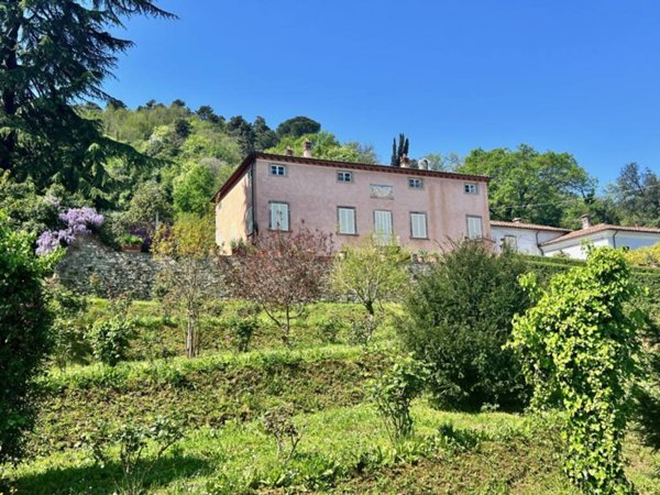 villa in vendita a Lucca in zona zona Sorbano