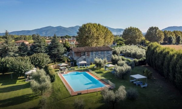 casale in vendita a Lucca in zona Centro Città